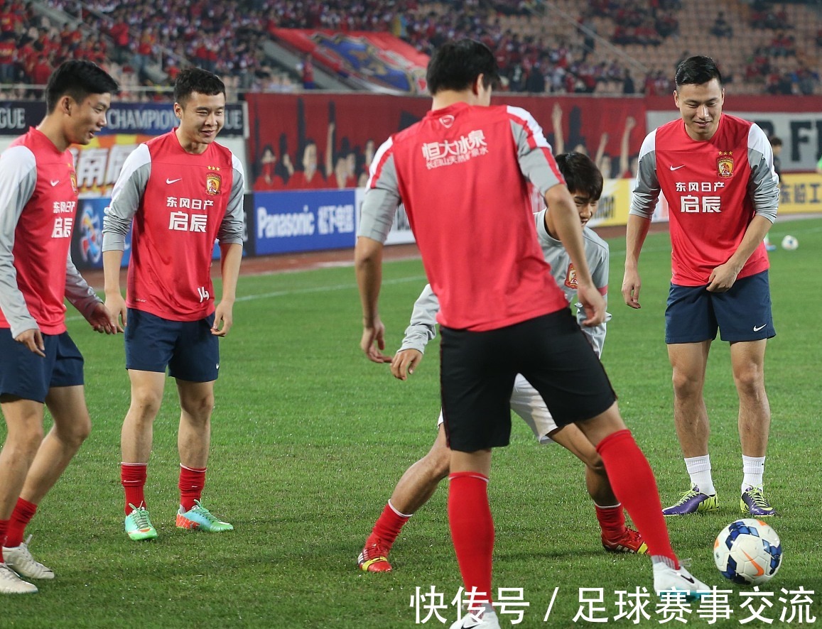 国乒8-2法国采访！莎头谈双打，王曼昱不满失误，梁靖崑谈被逆转