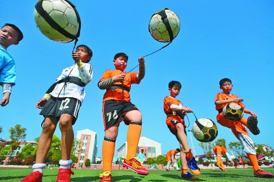 组图：CBA俱乐部杯广厦击败天津 塔克飞身暴扣