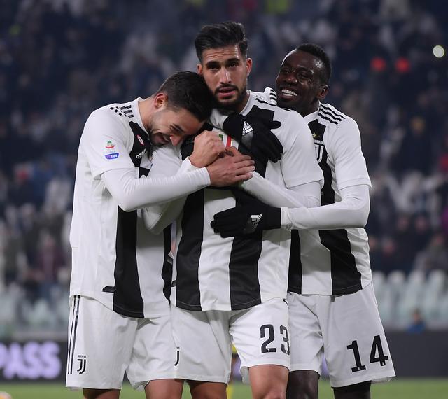 哈兰德晒与母亲、哥哥合照：老大、我和我哥