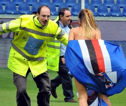 世界杯三个东道主墨加美依次被分至ABD三组，不用参与抽签