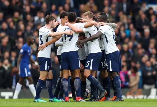 阿尔卡拉斯救球得分引热议，蒂亚福表情包成焦点